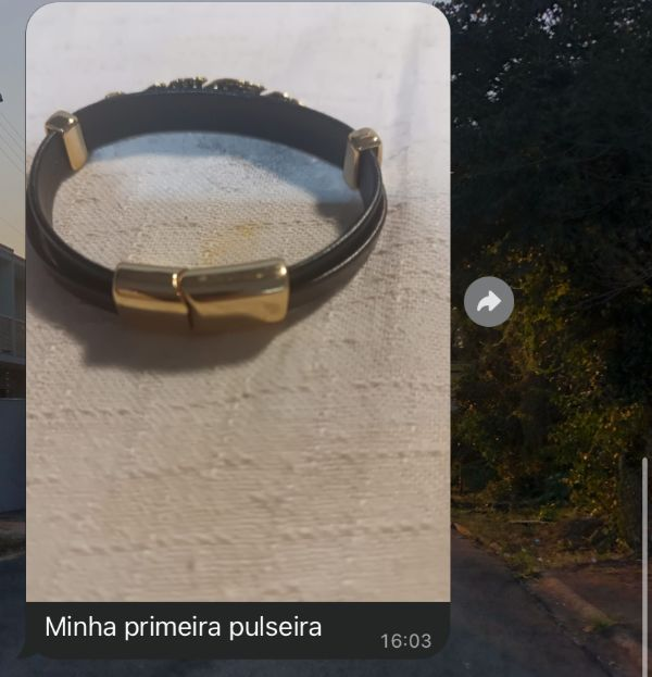 Foto de pulseira compartilhada no WhatsApp com a mensagem Minha primeira pulseira