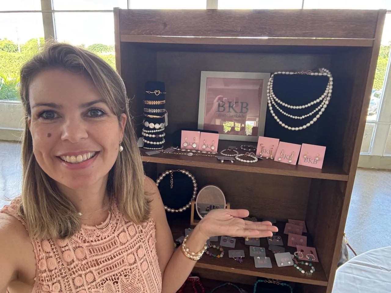 Rebeka Bastos apresentando peças e a marca BKB