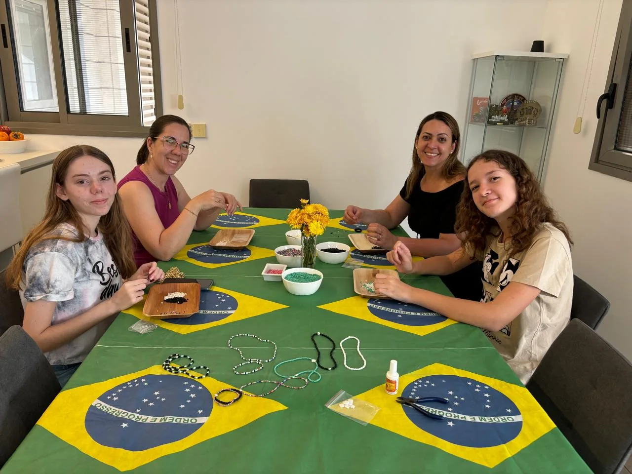 Alunas trabalhando durante a aula